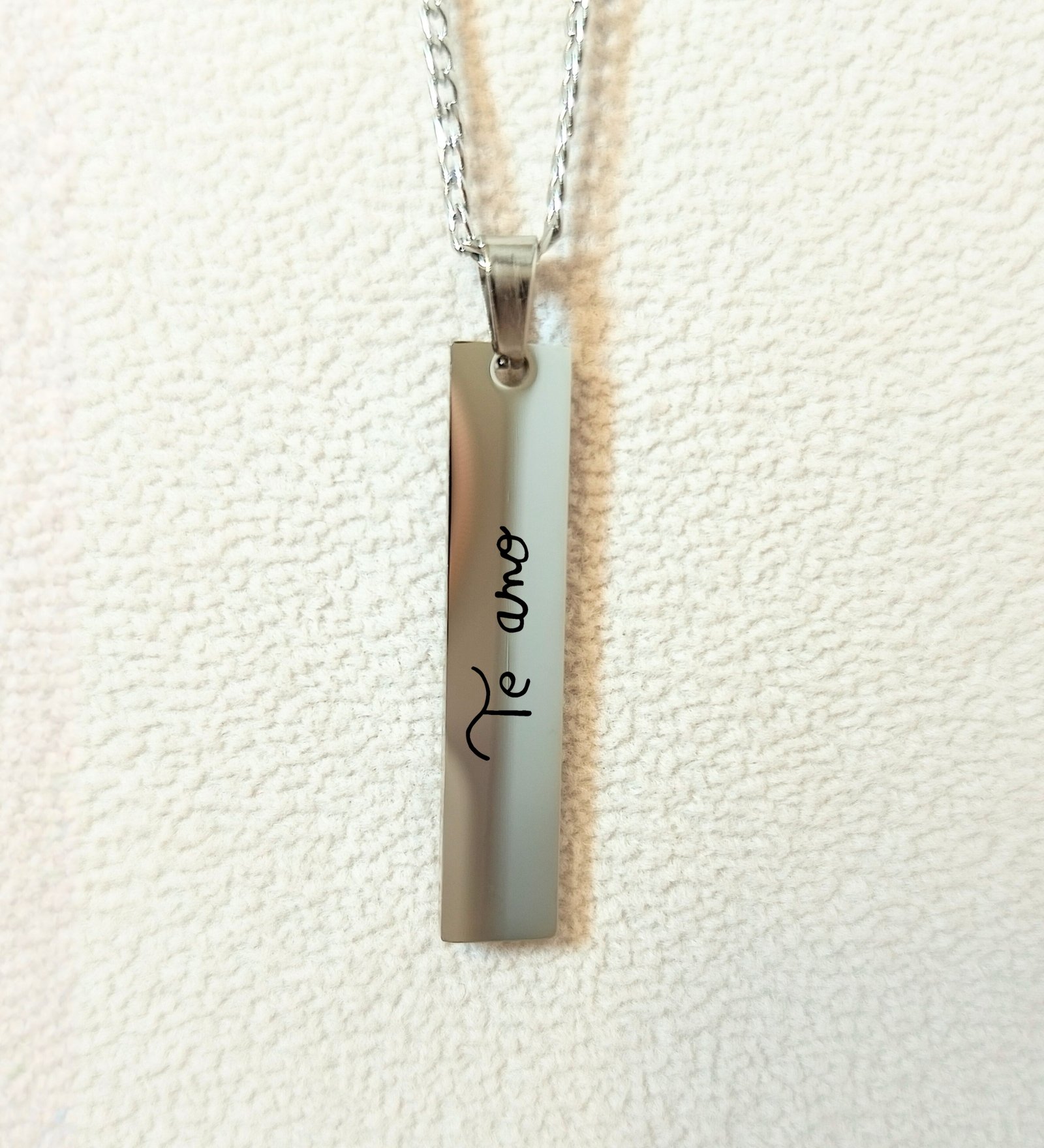 Collar Barra plana larga con texto / fecha manuscrita